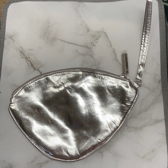 Silver makeup bag with zipper - Picture 2 of 4